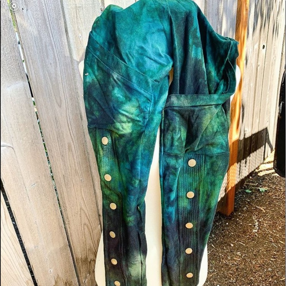 Blossoming bumble size small leggings worn once